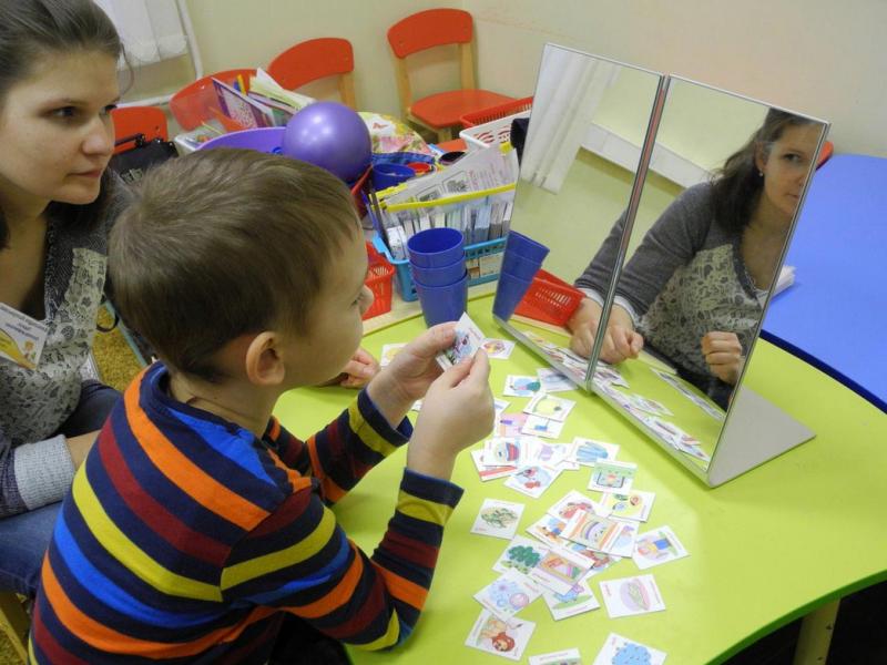 заниматся с логопедом